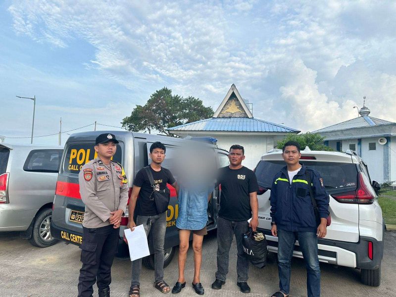 Pelaku Ed saat dibawa menuju Karimun usai ditangkap di wilayah Tanjungbatu Kundur. (Foto: istimewa)