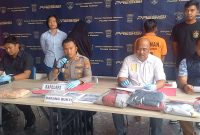 Kapolres Karimun AKBP Fadli agus pimpin press rilis pengungkapan kasus pembuangan bayi. (Foto: ricky/kepriheadline.id)