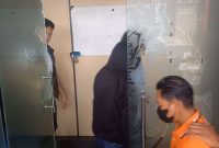 Kedua Pelaku Penelantaran anak di giring Petugas ke ruang Resmob Polres Karimun usai Konferensi Pers dipimpin oleh Kapolres Karimun AKBP Fadli Agus. (Foto: ricky/kepriheadline.id)