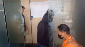 Kedua Pelaku Penelantaran anak di giring Petugas ke ruang Resmob Polres Karimun usai Konferensi Pers dipimpin oleh Kapolres Karimun AKBP Fadli Agus. (Foto: ricky/kepriheadline.id)