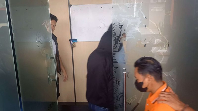 Kedua Pelaku Penelantaran anak di giring Petugas ke ruang Resmob Polres Karimun usai Konferensi Pers dipimpin oleh Kapolres Karimun AKBP Fadli Agus. (Foto: ricky/kepriheadline.id)