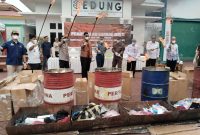 Kajari Karimun dr Priyambudi memimpin pemusnahakan barang bukti dari 47 perkara di tahun 2024. (Foto: ricky/kepriheadline.id)