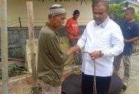 Bupati Karimun Aunur Rafiq menyerahkan Sapi Kurban DPD Partai Golkar kepada Tim Penyembelihan Hewan Kurban. (Foto: ricky/kepriheadline.id)
