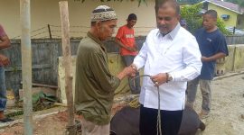 Bupati Karimun Aunur Rafiq menyerahkan Sapi Kurban DPD Partai Golkar kepada Tim Penyembelihan Hewan Kurban. (Foto: ricky/kepriheadline.id)