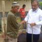 Bupati Karimun Aunur Rafiq menyerahkan Sapi Kurban DPD Partai Golkar kepada Tim Penyembelihan Hewan Kurban. (Foto: ricky/kepriheadline.id)