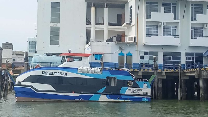 Roro Mini KMP Selat Gelam bersandar di Pelabuhan KPK, Kelurahan Tanjungbalai Karimun. (Foto: ricky/kepriheadline.id)