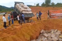 Kejari Karimun kembali memusnahkan lanjutan terhadap Ribuan Dus Rokok Tanpa Cukai di kawasan lahan warga di Guntung Punak, Kelurahan Darussalam. (Foto: ricky/kepriheadline.id)