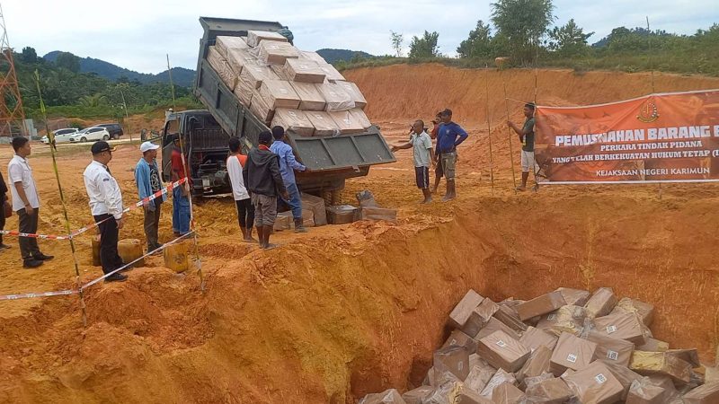 Kejari Karimun kembali memusnahkan lanjutan terhadap Ribuan Dus Rokok Tanpa Cukai di kawasan lahan warga di Guntung Punak, Kelurahan Darussalam. (Foto: ricky/kepriheadline.id)