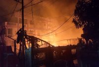 Penampakan Si Jago merah membakar rumah di kawasan Kamkong, Baran III, Kecamatan Meral (Foto: ricky/kepriheadline.id)