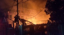 Penampakan Si Jago merah membakar rumah di kawasan Kamkong, Baran III, Kecamatan Meral (Foto: ricky/kepriheadline.id)