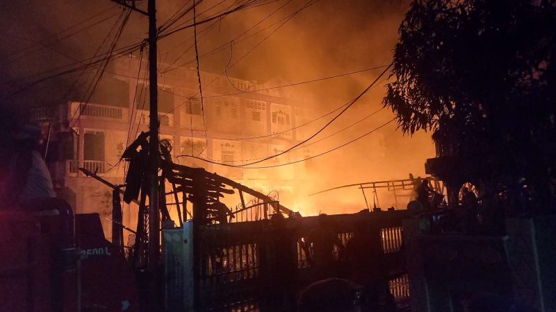 Penampakan Si Jago merah membakar rumah di kawasan Kamkong, Baran III, Kecamatan Meral (Foto: ricky/kepriheadline.id)