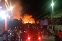 Suasana kebakaran di Jalan Antena, Kamkong, Kelurahan Meral Kota. (Foto: ricky/kepriheadline.id)
