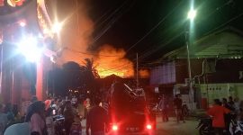 Suasana kebakaran di Jalan Antena, Kamkong, Kelurahan Meral Kota. (Foto: ricky/kepriheadline.id)