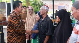 Gubernur Ansar saat menghadiri penyerahan bantuan Kesejahteraan Sosial berupa 10 Kg Beras kepada Masyarakat Tanjungpinang. (Foto: Humas Pemprov Kepri)