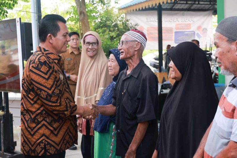 Gubernur Ansar saat menghadiri penyerahan bantuan Kesejahteraan Sosial berupa 10 Kg Beras kepada Masyarakat Tanjungpinang. (Foto: Humas Pemprov Kepri)