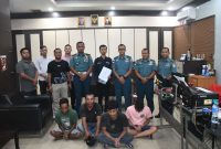 Lanal Tbk amankan 4 orang terkait kasus penyeludupan PMI ke Indonesia. (Foto: Lanal TBK)