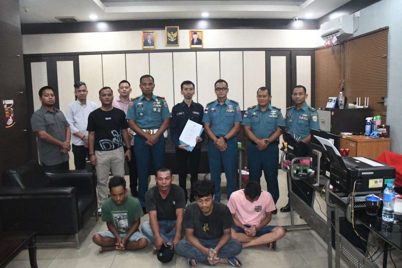 Lanal Tbk amankan 4 orang terkait kasus penyeludupan PMI ke Indonesia. (Foto: Lanal TBK)