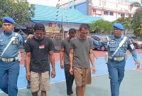 Empat Pelaku Sea Theft digiring petugas Tim F1QR Lanal TBK saat Konferensi Pers di Mako Lanal, Kamis, 27 Juni 2024. (Foto: ricky/kepriheadline.id)