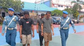 Empat Pelaku Sea Theft digiring petugas Tim F1QR Lanal TBK saat Konferensi Pers di Mako Lanal, Kamis, 27 Juni 2024. (Foto: ricky/kepriheadline.id)