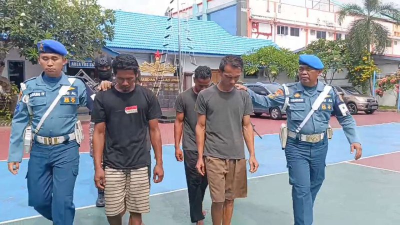Empat Pelaku Sea Theft digiring petugas Tim F1QR Lanal TBK saat Konferensi Pers di Mako Lanal, Kamis, 27 Juni 2024. (Foto: ricky/kepriheadline.id)