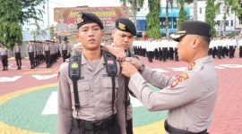 Kapolres Karimun AKBP Fadli Agus menyematkan tanda Latja kepada salah satu siswa Diktukba SPN Polda Kepri. (Foto: Jabat/Humas Polres Karimun)