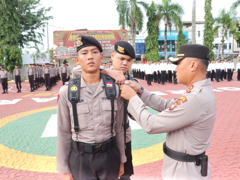 Kapolres Karimun AKBP Fadli Agus menyematkan tanda Latja kepada salah satu siswa Diktukba SPN Polda Kepri. (Foto: Jabat/Humas Polres Karimun)