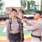 Kapolres Karimun AKBP Fadli Agus menyematkan tanda Latja kepada salah satu siswa Diktukba SPN Polda Kepri. (Foto: Jabat/Humas Polres Karimun)
