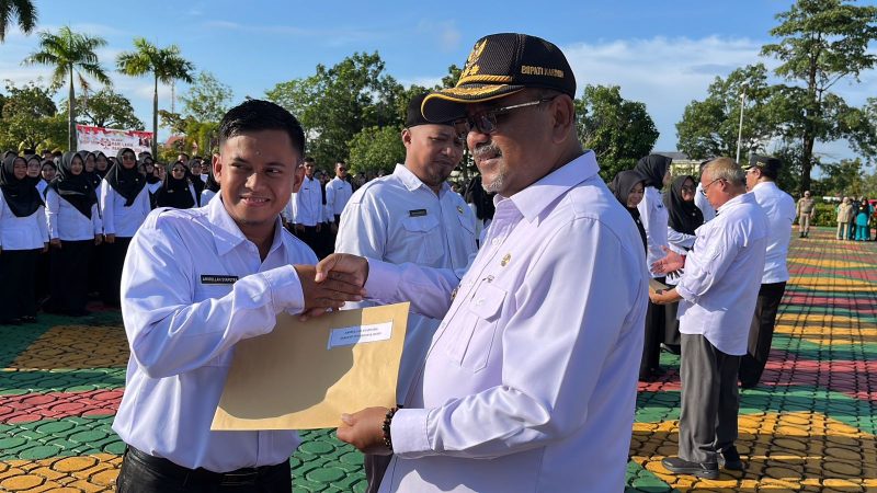 Bupati Karimun, Aunur Rafiq menyerahkan SK pengangkatan kepada perwakilan PPPK. (Foto: istimewa/kepriheadline.id)