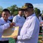 Bupati Karimun, Aunur Rafiq menyerahkan SK pengangkatan kepada perwakilan PPPK. (Foto: istimewa/kepriheadline.id)