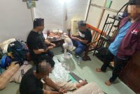 Pelaku S diamankan jajaran Satresnarkoba dan KPPBC Karimun disalah satu rumah di kawasan Kecamatan Durai. (FOTO: Dokumen Polisi)