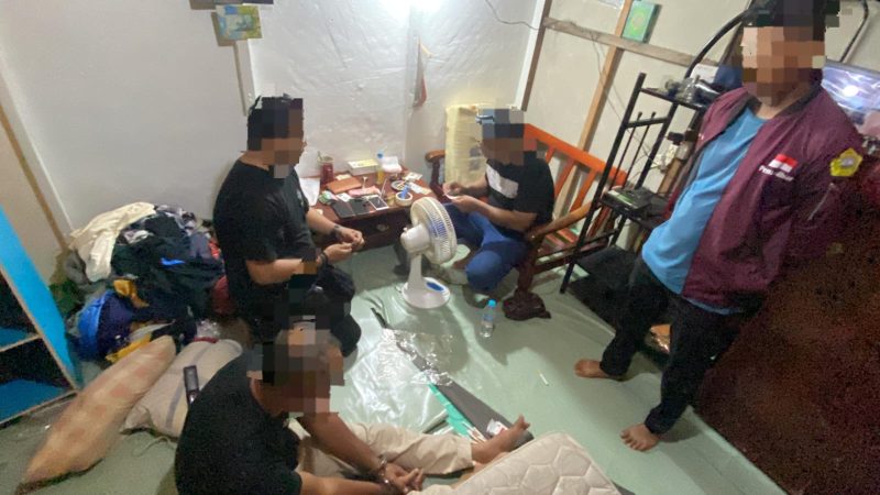 Pelaku S diamankan jajaran Satresnarkoba dan KPPBC Karimun disalah satu rumah di kawasan Kecamatan Durai. (FOTO: Dokumen Polisi)