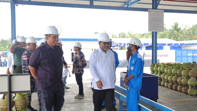 Bupati Karimun Aunur Rafiq mendampingi Generam Manager Pertamina Sumbagut Fredy Anwar meninjau Stasiun Pengisian Gas Elpiji di SPBE di Smemal. (FOTO: ricky/kepriHeadline.id)