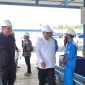 Bupati Karimun Aunur Rafiq mendampingi Generam Manager Pertamina Sumbagut Fredy Anwar meninjau Stasiun Pengisian Gas Elpiji di SPBE di Smemal. (FOTO: ricky/kepriHeadline.id)