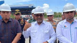 Bupati Karimun Aunur Rafiq saat diwawancarai wartawan usai meresmikan SPBE Sememal, Kelurahan Pasir Panjang. (FOTO: ricky/kepriheadline.id)