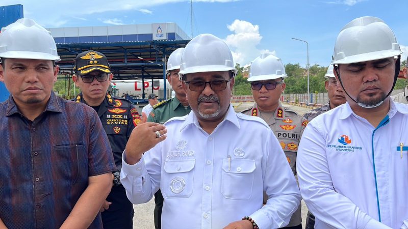 Bupati Karimun Aunur Rafiq saat diwawancarai wartawan usai meresmikan SPBE Sememal, Kelurahan Pasir Panjang. (FOTO: ricky/kepriheadline.id)