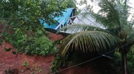Penampakan kondisi rumah di Desa Lebuh, Kecamatan Belat yang diterjang angin piying beliung. (Foto: istimewa)