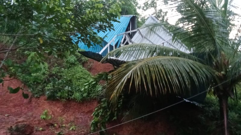 Penampakan kondisi rumah di Desa Lebuh, Kecamatan Belat yang diterjang angin piying beliung. (Foto: istimewa)