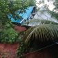 Penampakan kondisi rumah di Desa Lebuh, Kecamatan Belat yang diterjang angin piying beliung. (Foto: istimewa)