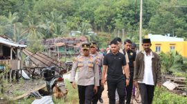 Kapolres Karimun bersama rombongan meninjau lokasi bencana angin puting beliung di Desa Lebuh. (Foto: istimewa)