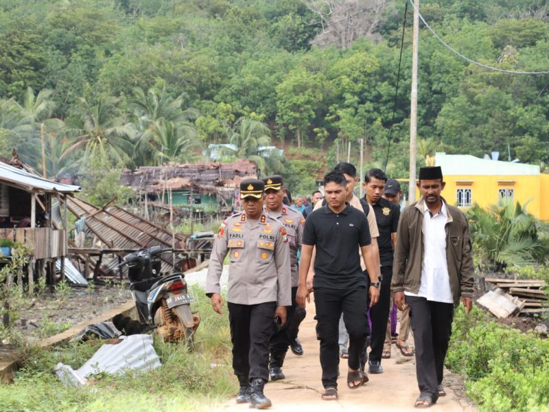 Kapolres Karimun bersama rombongan meninjau lokasi bencana angin puting beliung di Desa Lebuh. (Foto: istimewa)