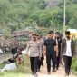Kapolres Karimun bersama rombongan meninjau lokasi bencana angin puting beliung di Desa Lebuh. (Foto: istimewa)