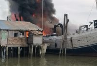 Penampakan Kapal Kargo yang terbakar di Kecamatan Buru. (Foto: Istimewa/ KepriHeadline.id)