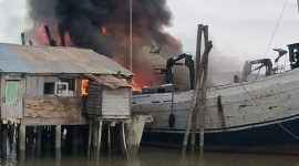 Penampakan Kapal Kargo yang terbakar di Kecamatan Buru. (Foto: Istimewa/ KepriHeadline.id)