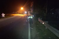 Jajaran Satlantas Polres Karimun melakukan olah TKP di lokasi kecelakaan. (Foto: dokumen polisi)