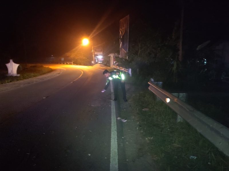 Jajaran Satlantas Polres Karimun melakukan olah TKP di lokasi kecelakaan. (Foto: dokumen polisi)