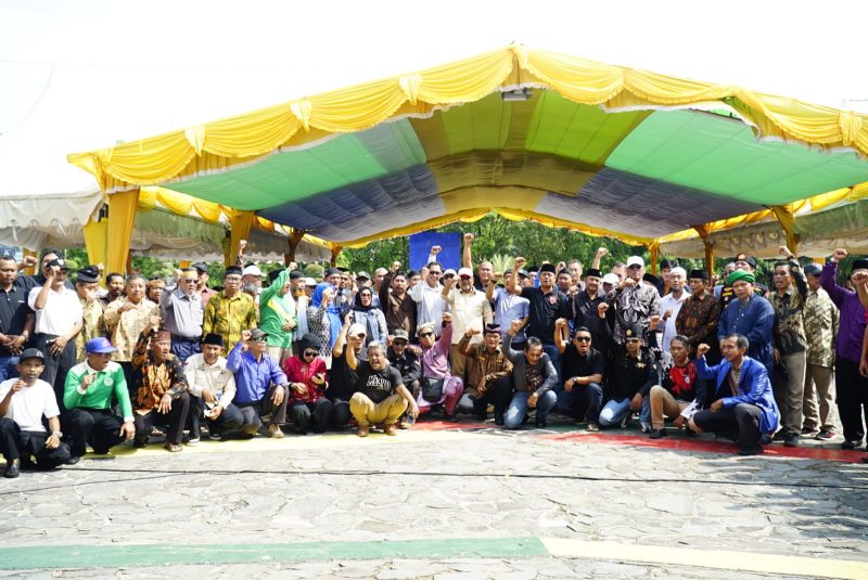 Ratusan warga mewakili Ikatan Keluarga, Panguyuban, Ormas, dan OKP mendeklarasikan dukungan kepada Aunur Rafiq sebagai Calon Wakil Gubernur Kepri digelar di Coastal Area. (Foto: giri/Prokopim)