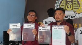 Kantor Imigrasi Kelas II TPI Tarempa menggelar Konferensi Pers soal penanganan tiga WNA China yang masuk Indonesia secara ilegal, Sabtu 15 Juni. (Foto: Istimewa/Imigrasi Tarempa)