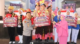 Kapolres Karimun AKBP Fadli Agus menyerahkan Trofi Juara I Lomba Pocil ke peserta dari SDN 013 Karimun. (Foto: jabat/Humas Polres Karimun)