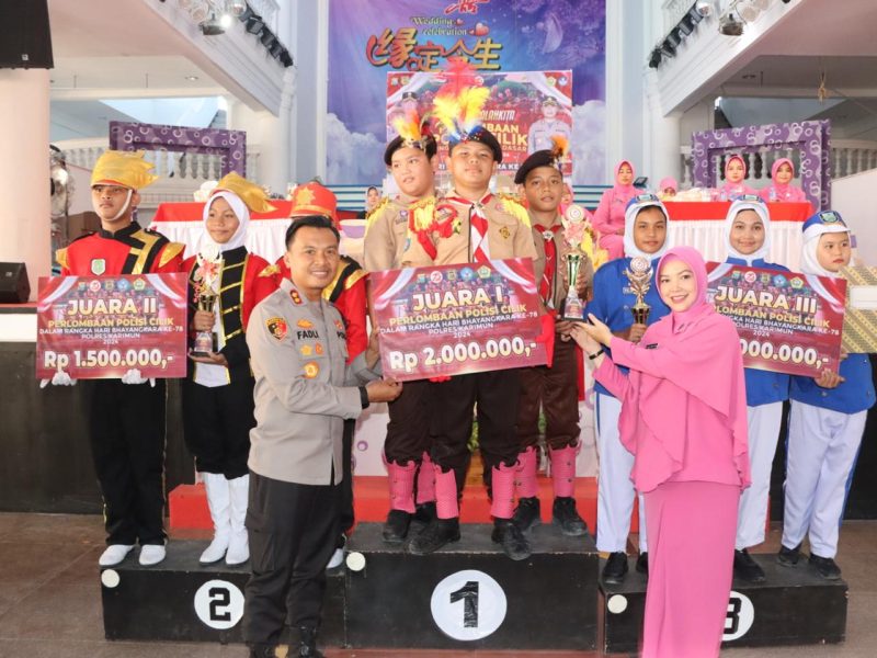 Kapolres Karimun AKBP Fadli Agus menyerahkan Trofi Juara I Lomba Pocil ke peserta dari SDN 013 Karimun. (Foto: jabat/Humas Polres Karimun)
