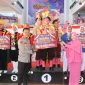 Kapolres Karimun AKBP Fadli Agus menyerahkan Trofi Juara I Lomba Pocil ke peserta dari SDN 013 Karimun. (Foto: jabat/Humas Polres Karimun)